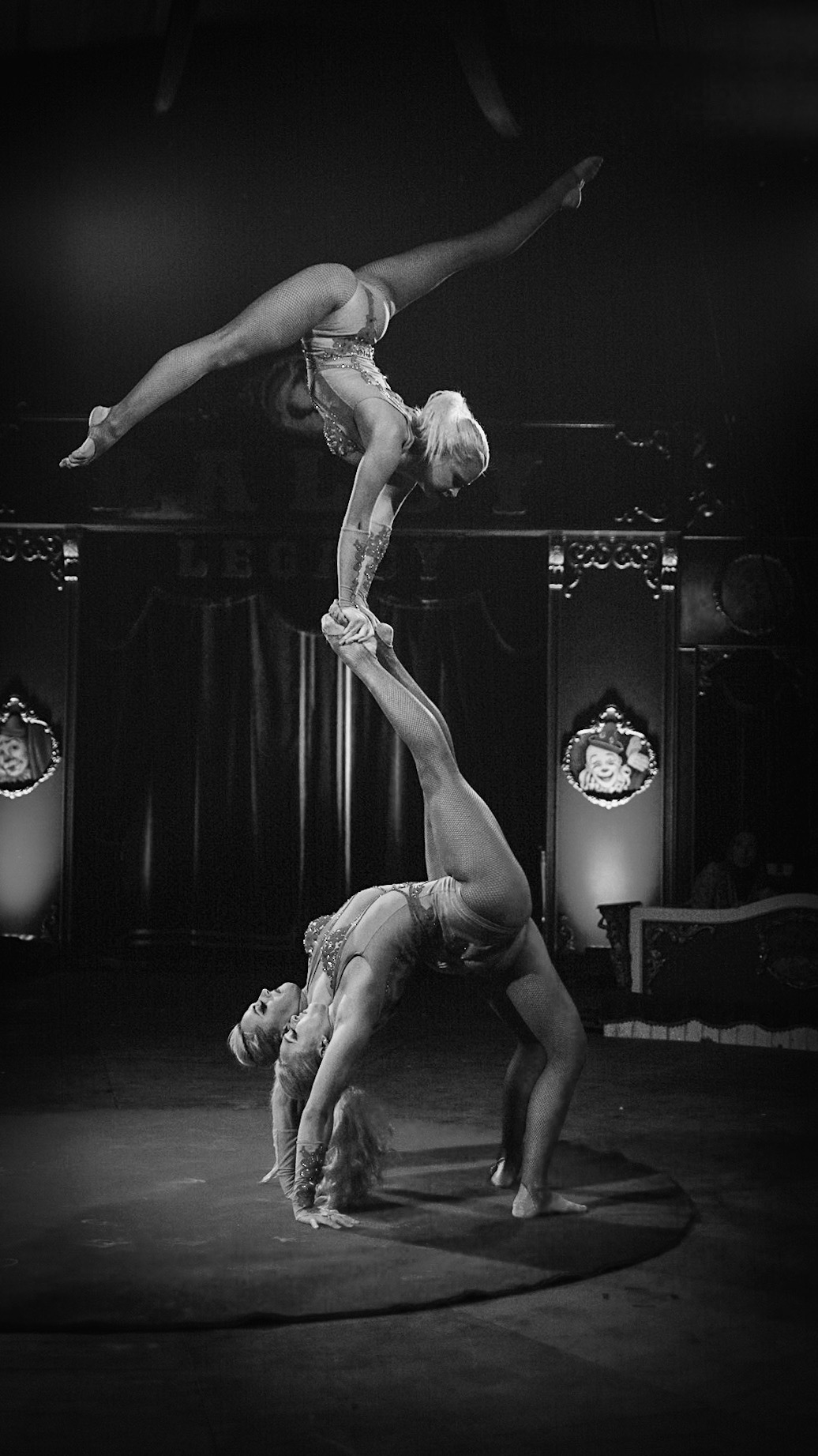 Acròbates actuant al Circ Raluy ©Andrea Rodríguez