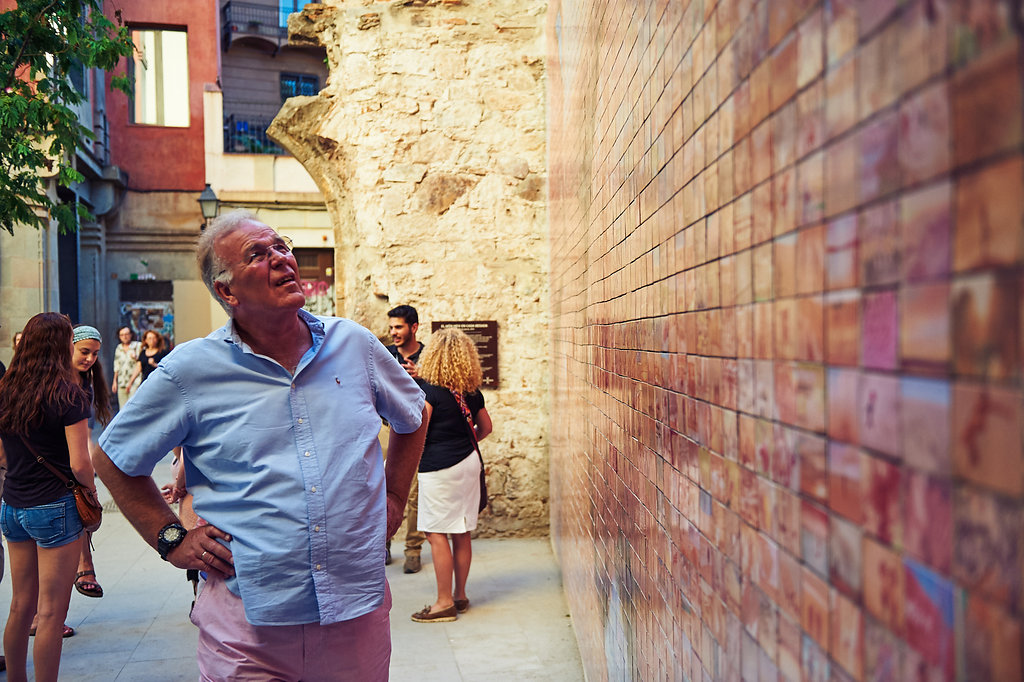 Turista mirant els detalls del mural de Joan Fontcuberta