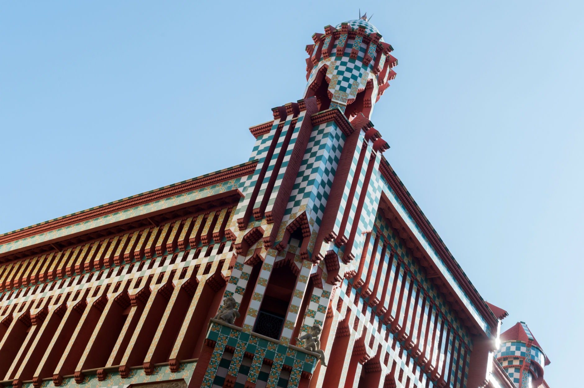 Façana d'estil oriental a la Casa Vicens