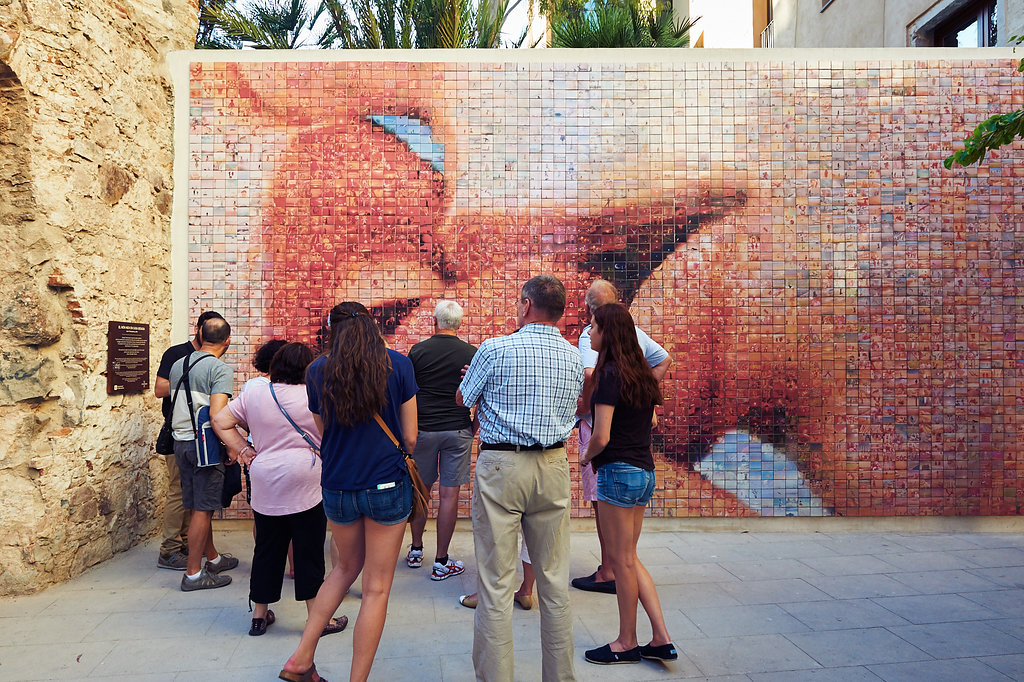 Grupo de turistas ante el mural de Joan Fontcuberta