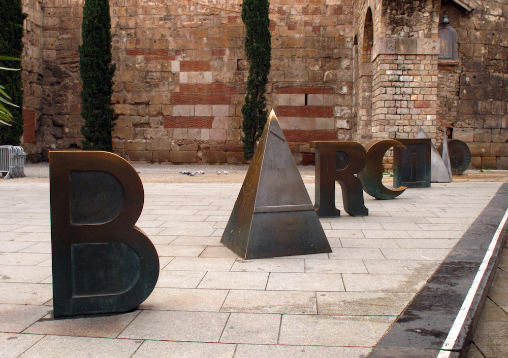 Escultura Barcino, de Joan Brossa, a la plaça Nova ©Enfo