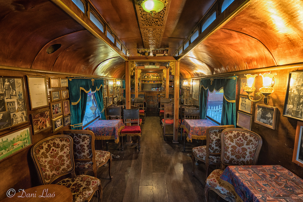 Interior d'un carruatge antic resaurat pel Circ Raluy ©Dani Llaó
