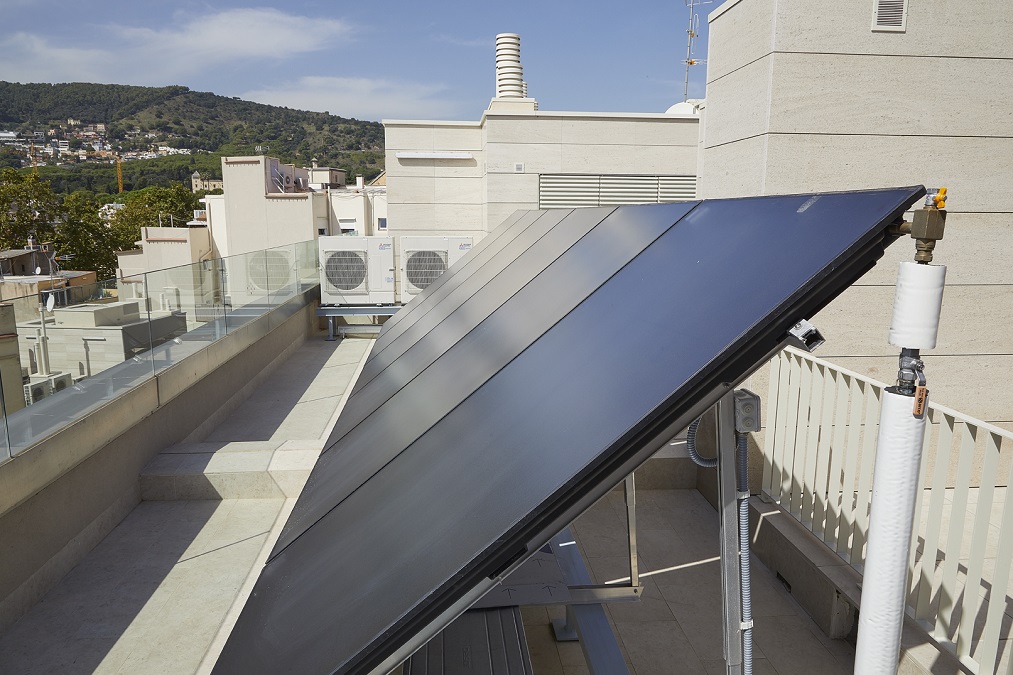 Panel solar de tubos de vacío para producir ACS | NN Promoción Passeig de Gràcia, 125-127