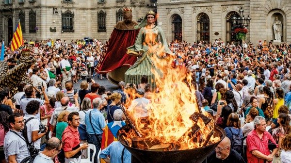 Recepción de la flama del Canigó en la Plaza Sant Jaume ©Ajuntament de Barcelona