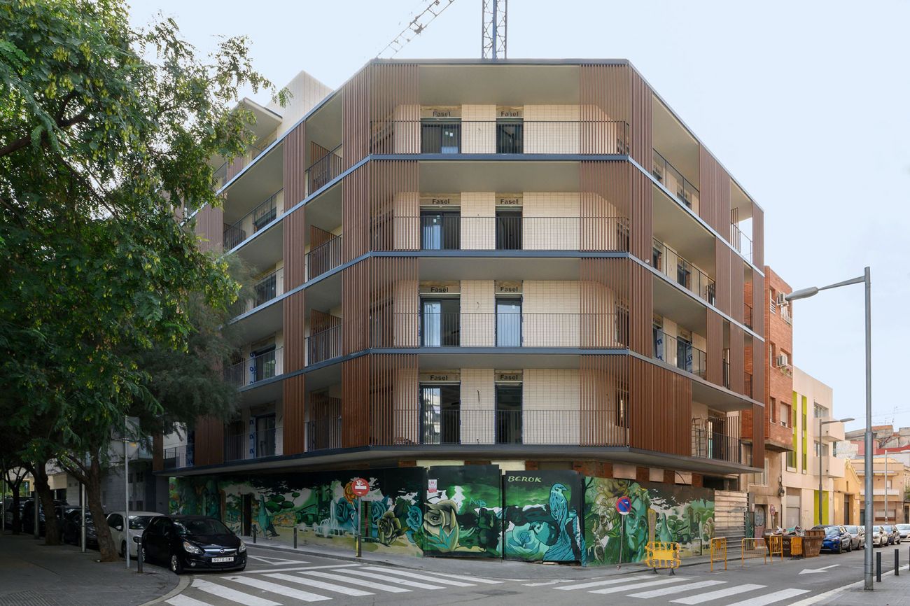 Nova promoció de 26 habitatges amb pàrquing subterrani a L'Hospitalet de Llobregat.

Habitatges exteriors amb 1, 2 i 3 dormitoris. Els habitatges d'un dormitori estan equipats d'un bany, mentre que els de dos i tres, disposen d'un bany complert, més un lavabo amb dutxa.

Cuines americanes i independents. 
Alguns pisos també compten amb zona de safareig.

Tots els pisos compten amb terrassa i un d'ells, a més, amb piscina privada.

Podràs gaudir d'una piscina comunitària en la cinquena planta; la coberta es destina a instal·lacions pròpies de l'edifici.